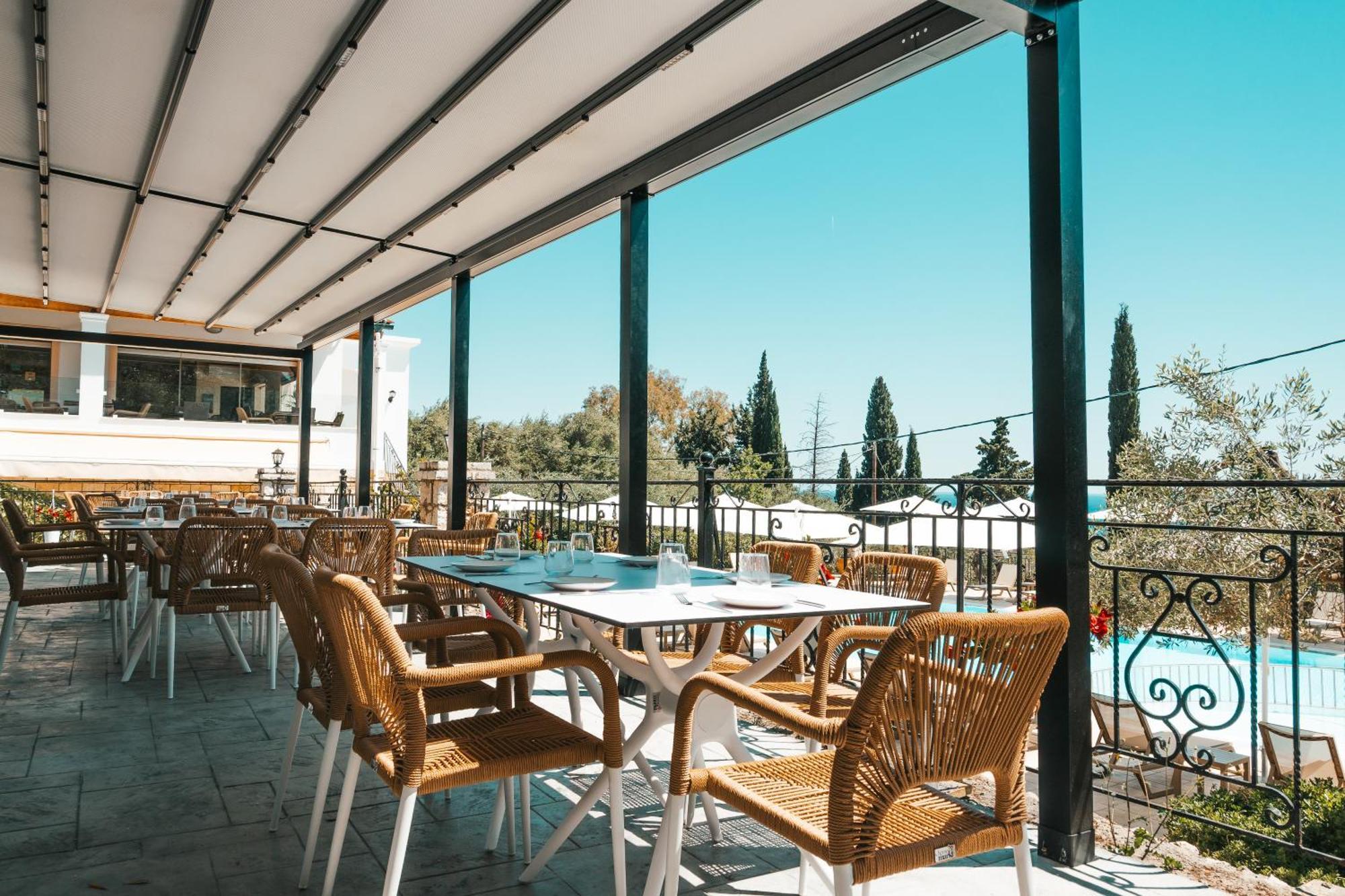 Crystal Blue Hotel, Barbati