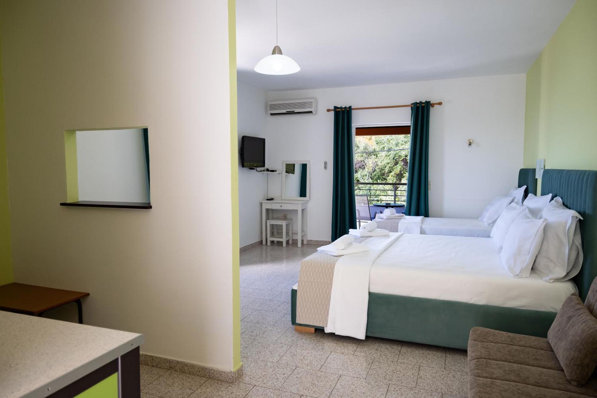 Crystal Blue Hotel, 3*