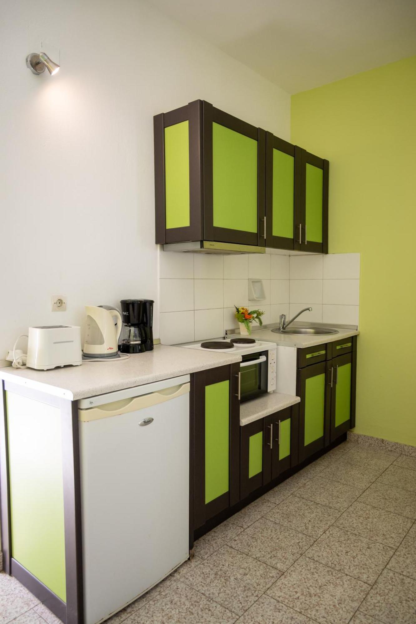 Crystal Blue Hotel, Barbati